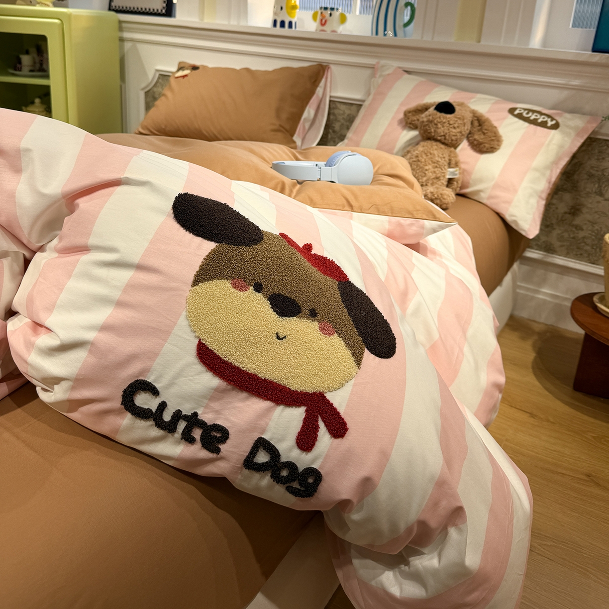 91家纺网 家纺一手货源 找家纺 怡家居 2026新款全棉纯棉印花立体毛巾绣四件套 红帽小狗