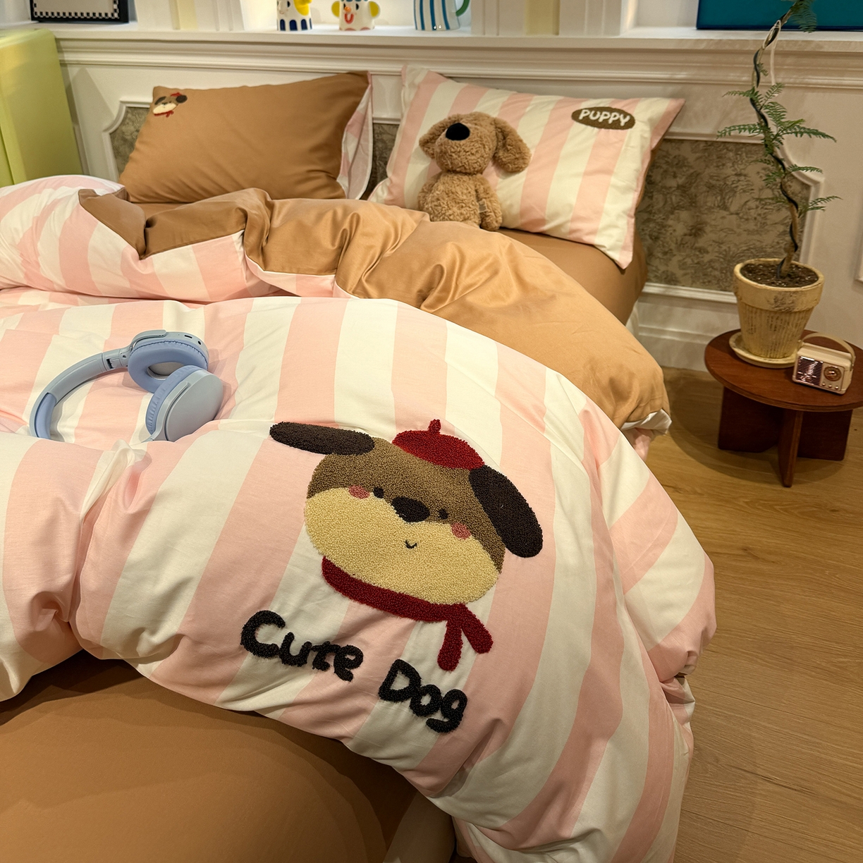 91家纺网 家纺一手货源 找家纺 怡家居 2026新款全棉纯棉印花立体毛巾绣四件套 红帽小狗