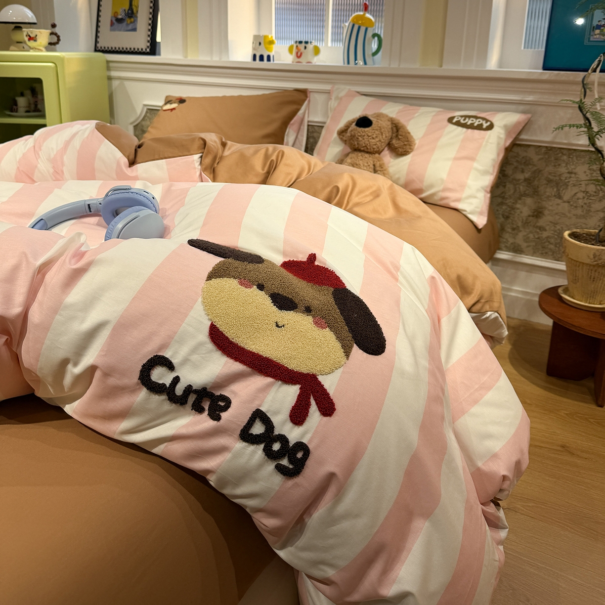 91家纺网 家纺一手货源 找家纺 怡家居 2026新款全棉纯棉印花立体毛巾绣四件套 红帽小狗