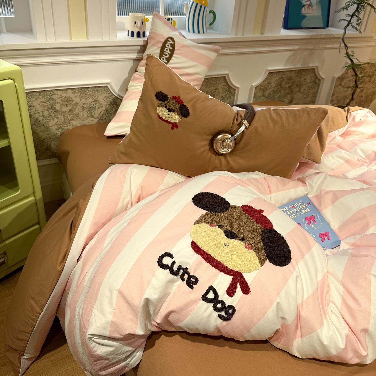 91家纺网 家纺一手货源 找家纺 怡家居 2026新款全棉纯棉印花立体毛巾绣四件套 红帽小狗