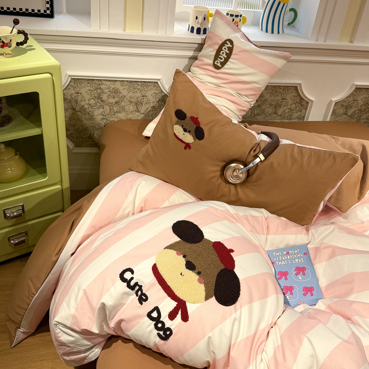 91家纺网 家纺一手货源 找家纺 怡家居 2026新款全棉纯棉印花立体毛巾绣四件套 红帽小狗