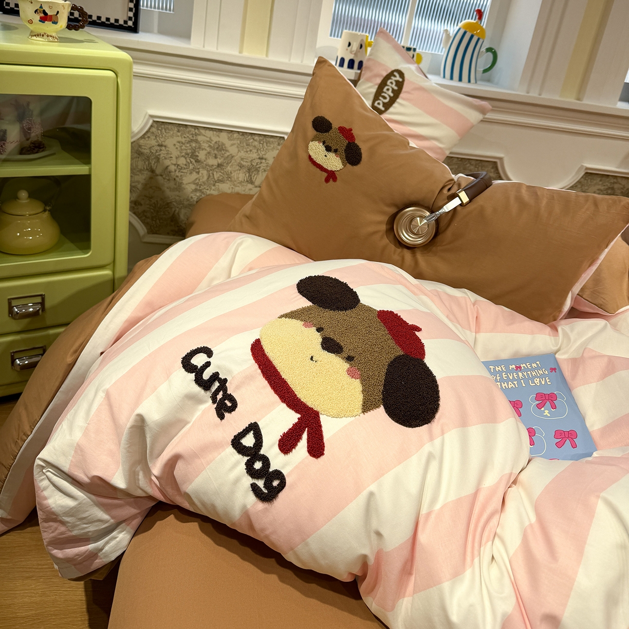 91家纺网 家纺一手货源 找家纺 怡家居 2026新款全棉纯棉印花立体毛巾绣四件套 红帽小狗