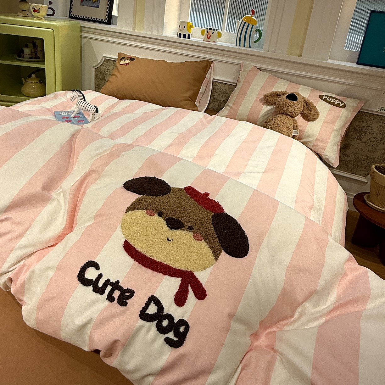 91家纺网 家纺一手货源 找家纺 怡家居 2026新款全棉纯棉印花立体毛巾绣四件套 红帽小狗