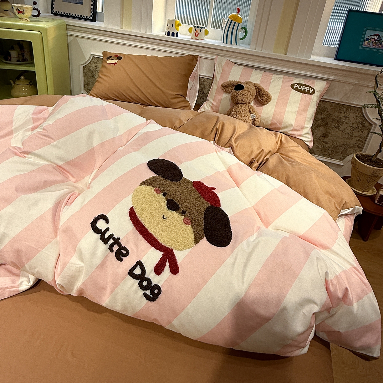 91家纺网 家纺一手货源 找家纺 怡家居 2026新款全棉纯棉印花立体毛巾绣四件套 红帽小狗