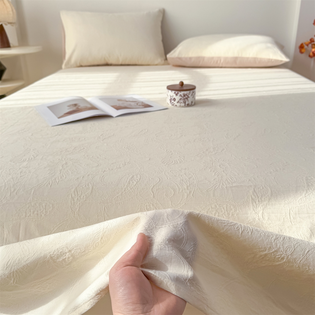 91家纺网 家纺一手货源 找家纺 灰鲸 2026新款全棉纯棉厚织三层水洗色织提花床单单床单床单单件 罗格西亚-杏仁奶霜