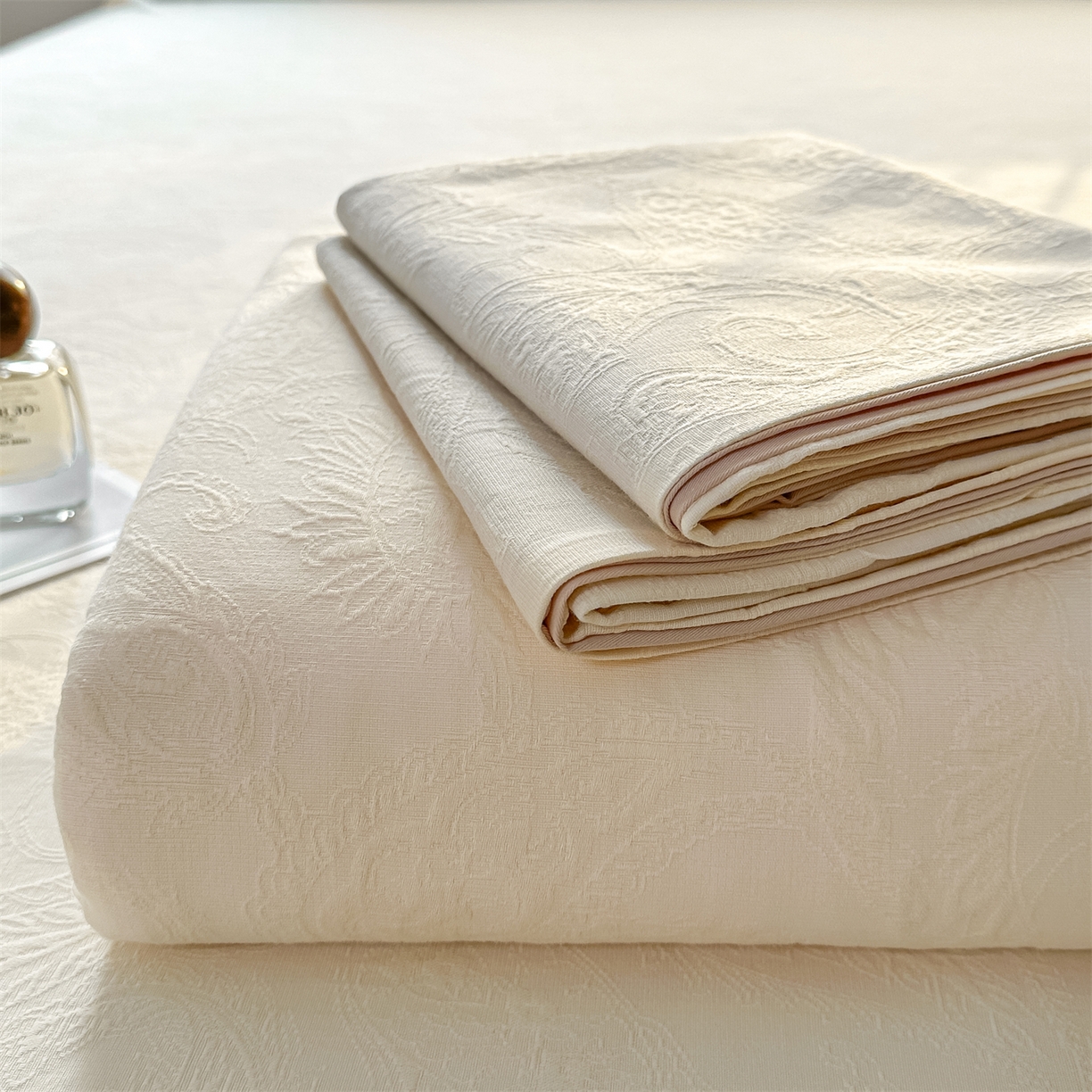 91家纺网 家纺一手货源 找家纺 灰鲸 2026新款全棉纯棉厚织三层水洗色织提花床单单床单床单单件 罗格西亚-杏仁奶霜