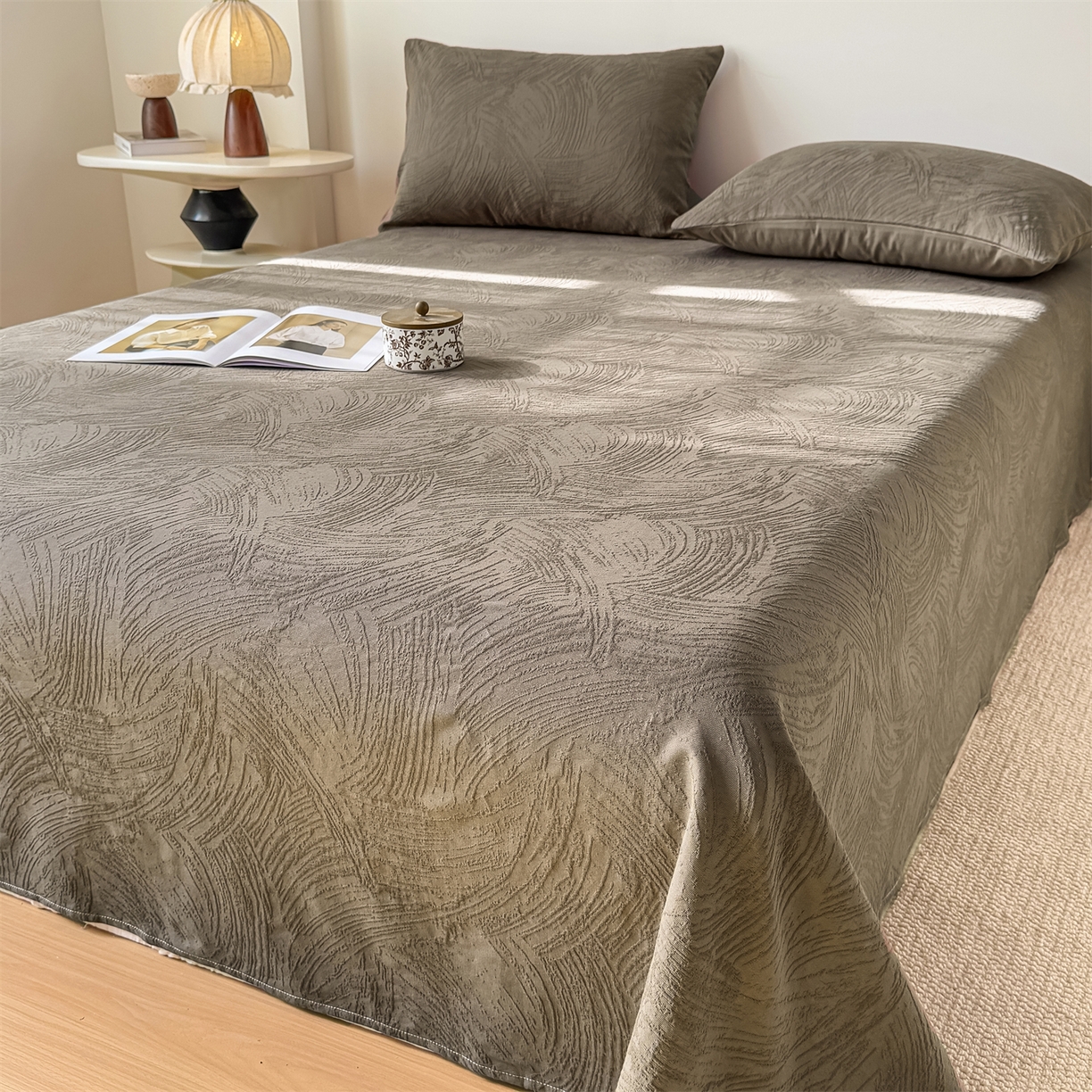 91家纺网 家纺一手货源 找家纺 灰鲸 2026新款全棉纯棉厚织三层水洗色织提花床单单床单床单单件 柔丝漫语-摩卡