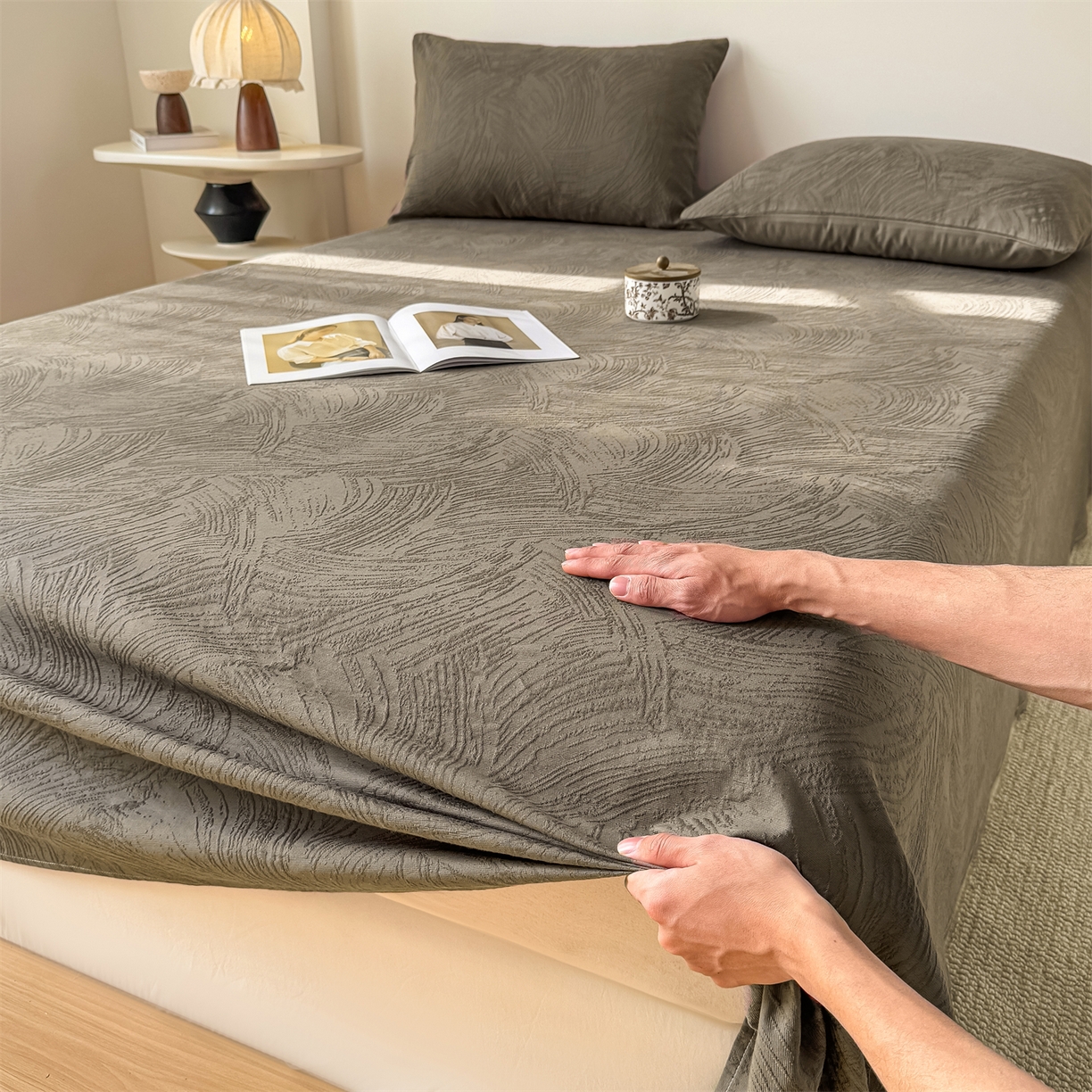 91家纺网 家纺一手货源 找家纺 灰鲸 2026新款全棉纯棉厚织三层水洗色织提花床单单床单床单单件 柔丝漫语-摩卡