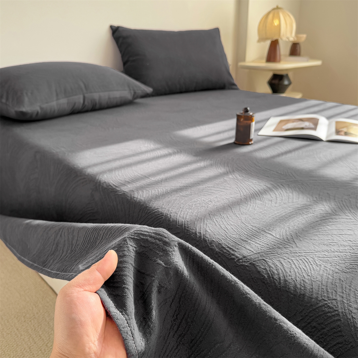 91家纺网 家纺一手货源 找家纺 灰鲸 2026新款全棉纯棉厚织三层水洗色织提花床单单床单床单单件 柔丝漫语-素墨