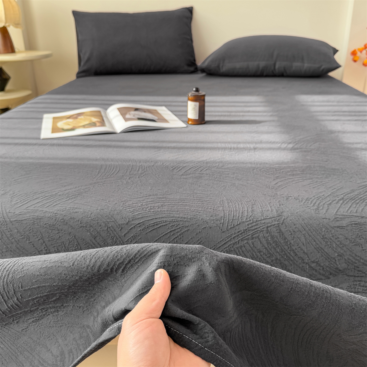 91家纺网 家纺一手货源 找家纺 灰鲸 2026新款全棉纯棉厚织三层水洗色织提花床单单床单床单单件 柔丝漫语-素墨