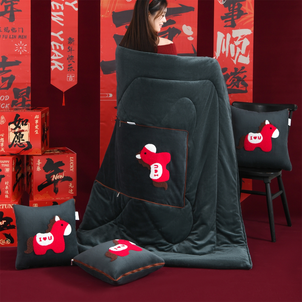 91家纺网 家纺一手货源 找家纺 （总）宝马家纺（原梦童画） 2026新款马年限定抱枕被-萌马系列