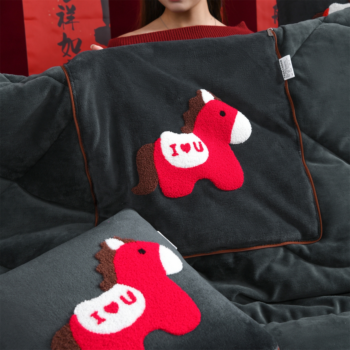 91家纺网 家纺一手货源 找家纺 （总）宝马家纺（原梦童画） 2026新款马年限定抱枕被-萌马系列