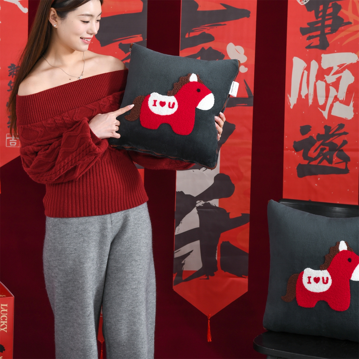 91家纺网 家纺一手货源 找家纺 （总）宝马家纺（原梦童画） 2026新款马年限定抱枕被-萌马系列