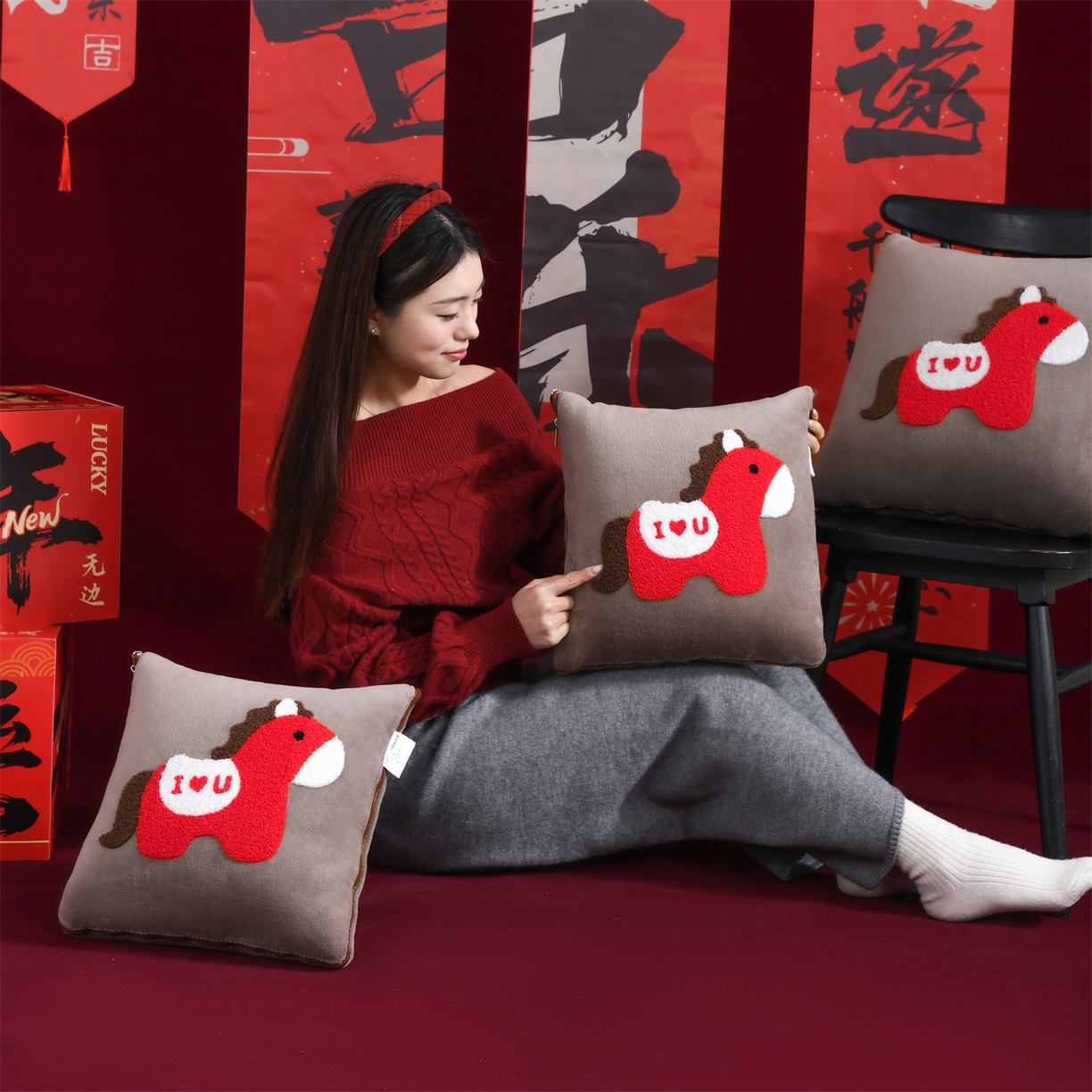 91家纺网 家纺一手货源 找家纺 宝马家纺（原梦童画） 2026新款马年限定抱枕被-萌马系列 咖色