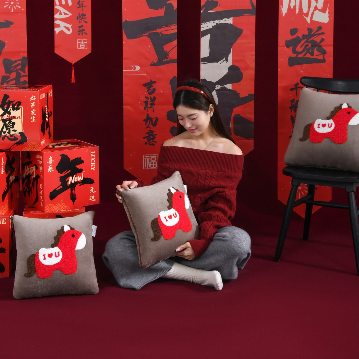 91家纺网 家纺一手货源 找家纺 宝马家纺（原梦童画） 2026新款马年限定抱枕被-萌马系列 咖色