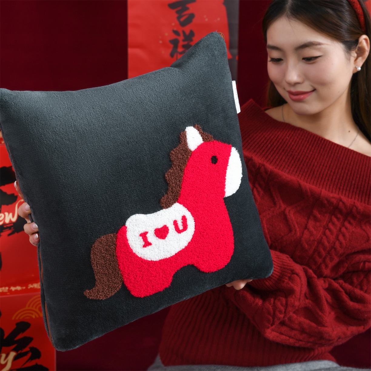 91家纺网 家纺一手货源 找家纺 （总）宝马家纺（原梦童画） 2026新款马年限定抱枕被-萌马系列