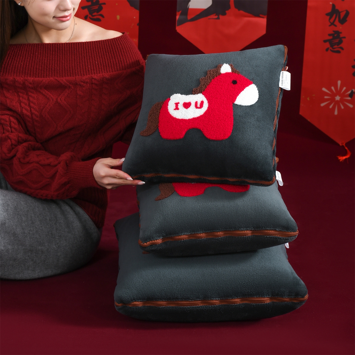 91家纺网 家纺一手货源 找家纺 （总）宝马家纺（原梦童画） 2026新款马年限定抱枕被-萌马系列