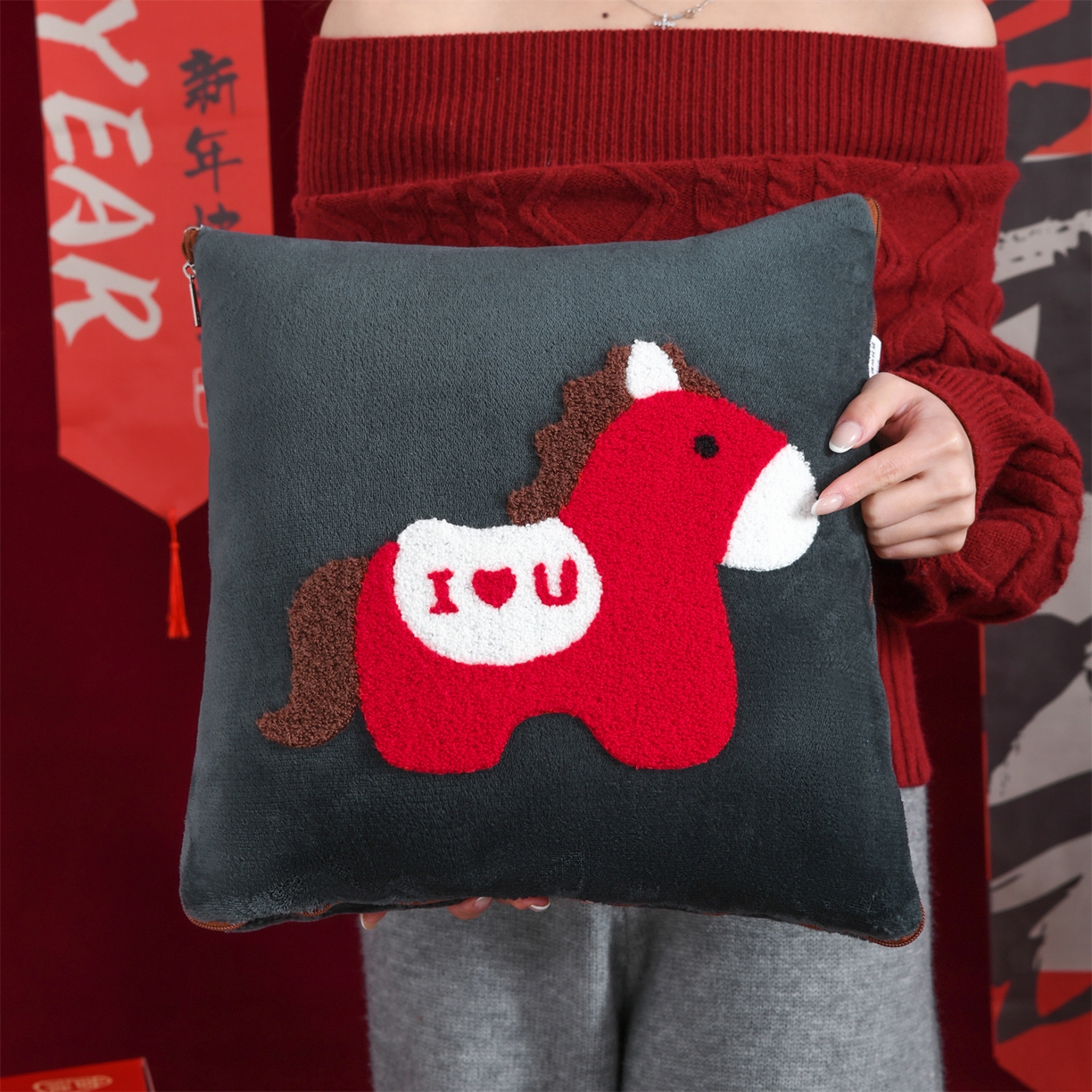 91家纺网 家纺一手货源 找家纺 （总）宝马家纺（原梦童画） 2026新款马年限定抱枕被-萌马系列