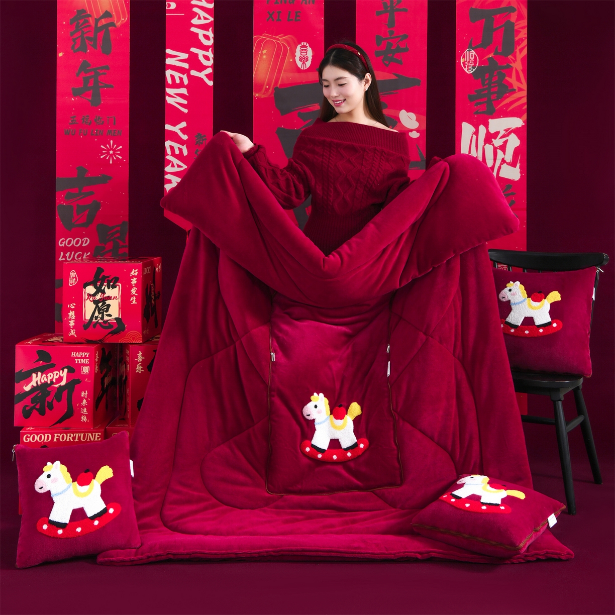 91家纺网 家纺一手货源 找家纺 宝马家纺（原梦童画） 2026新款马年限定抱枕被-萌马系列 红色