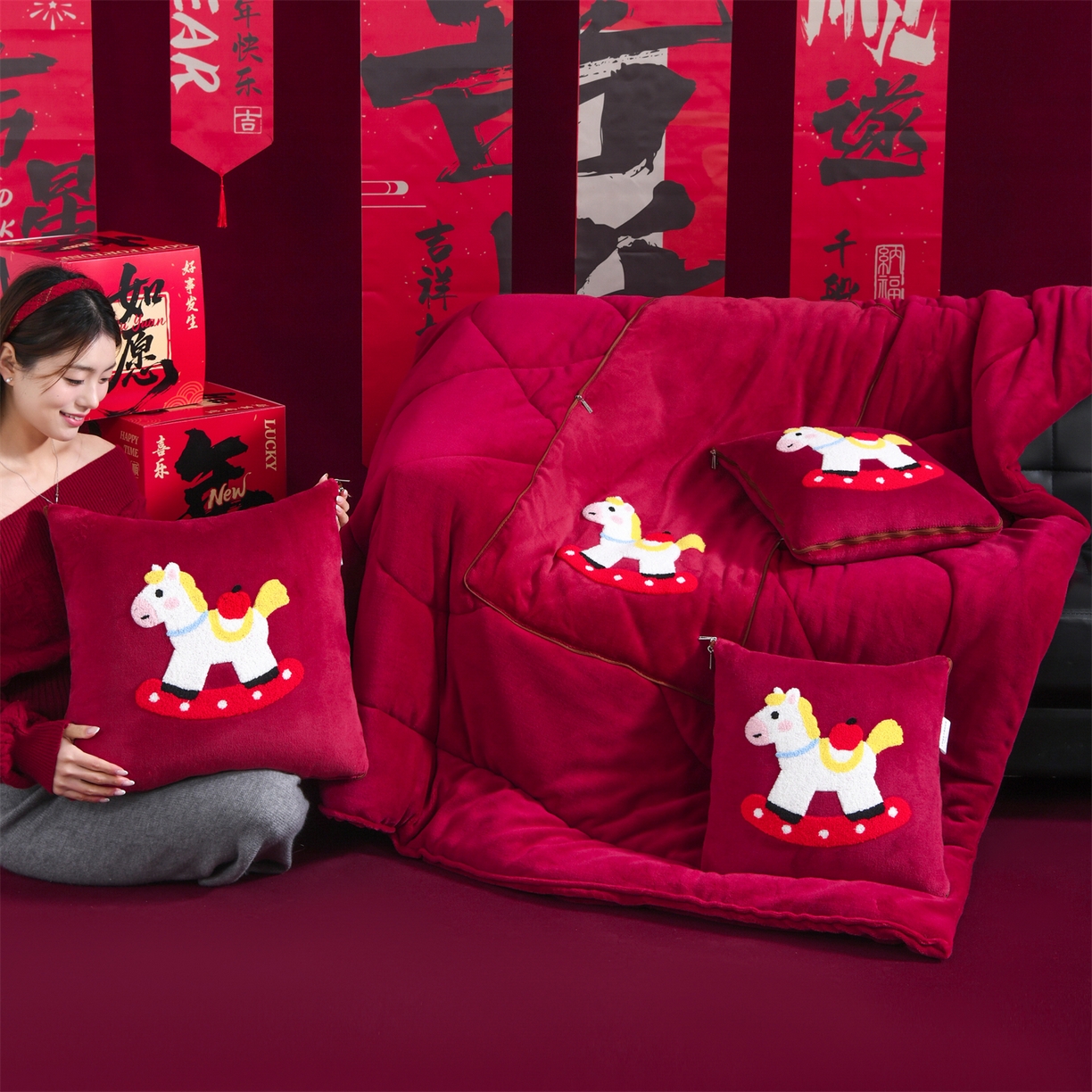 91家纺网 家纺一手货源 找家纺 宝马家纺（原梦童画） 2026新款马年限定抱枕被-萌马系列 红色