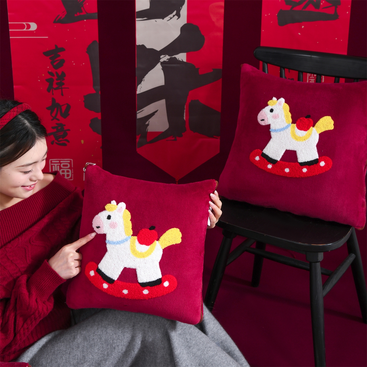 91家纺网 家纺一手货源 找家纺 宝马家纺（原梦童画） 2026新款马年限定抱枕被-萌马系列 红色
