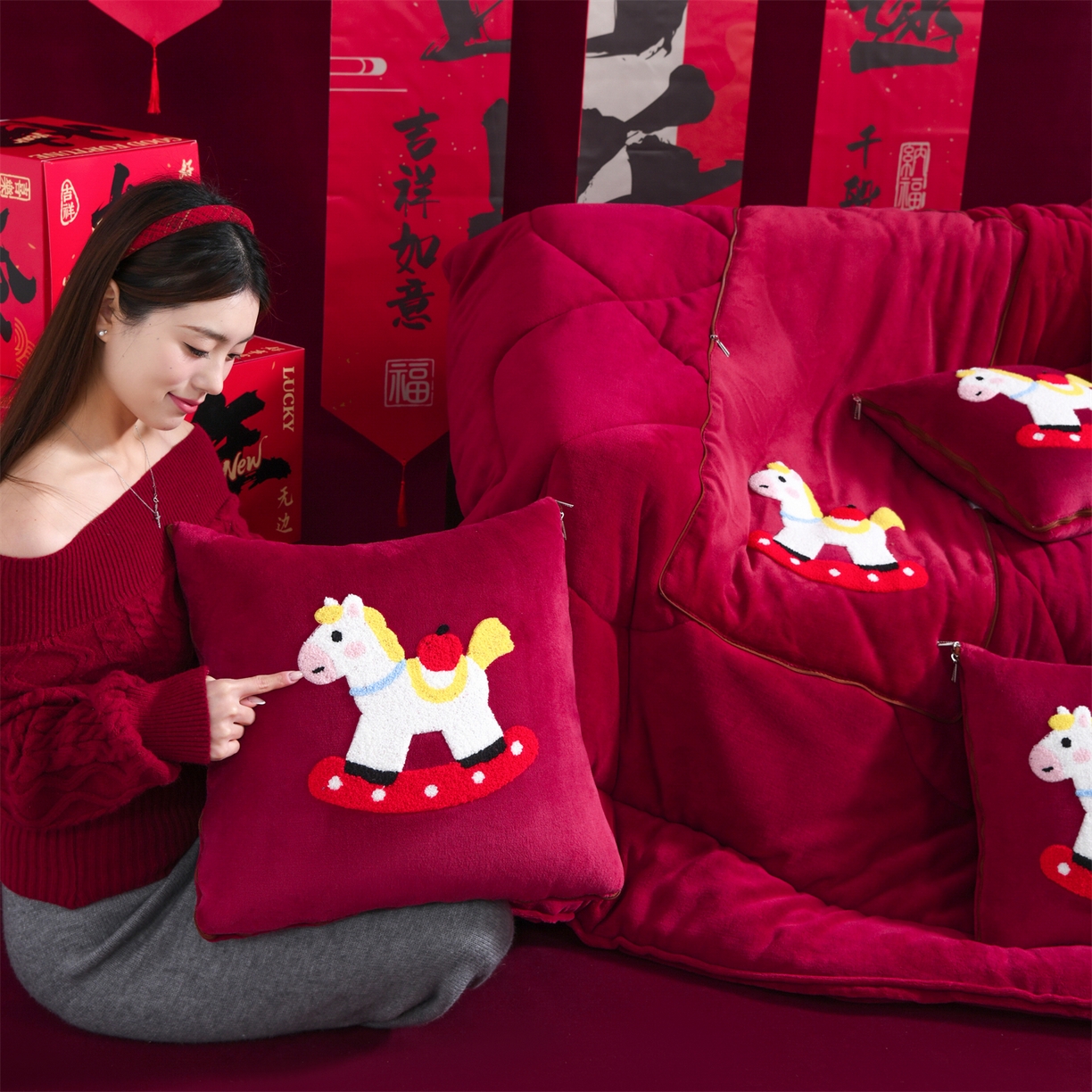 91家纺网 家纺一手货源 找家纺 宝马家纺（原梦童画） 2026新款马年限定抱枕被-萌马系列 红色