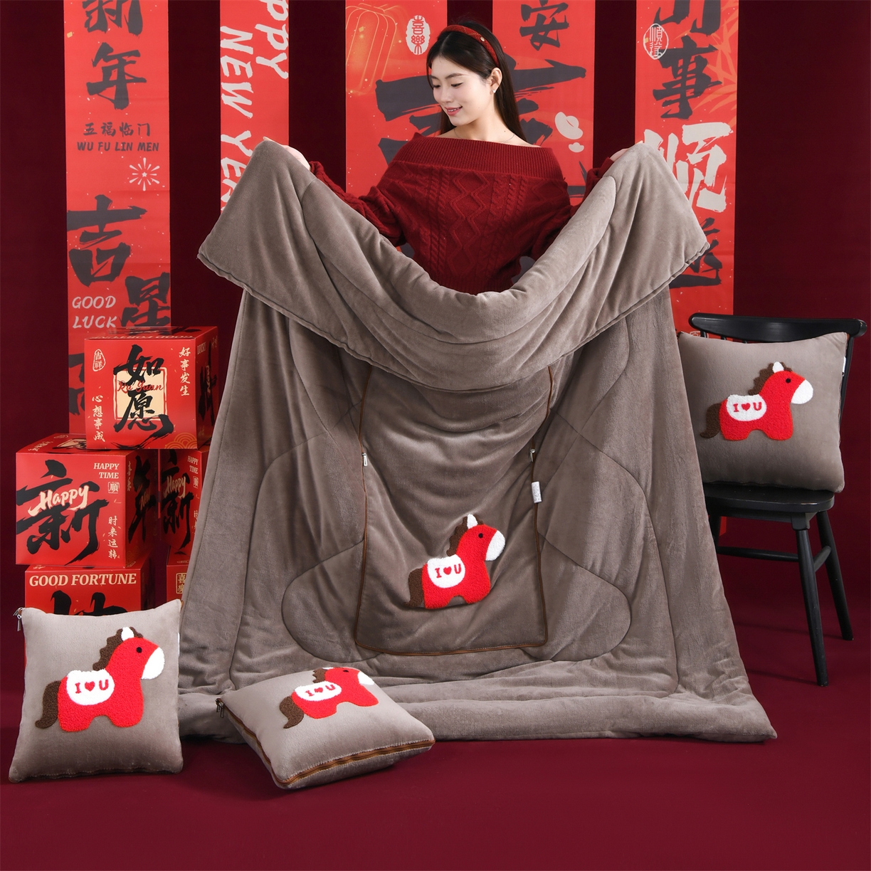 91家纺网 家纺一手货源 找家纺 宝马家纺（原梦童画） 2026新款马年限定抱枕被-萌马系列 咖色