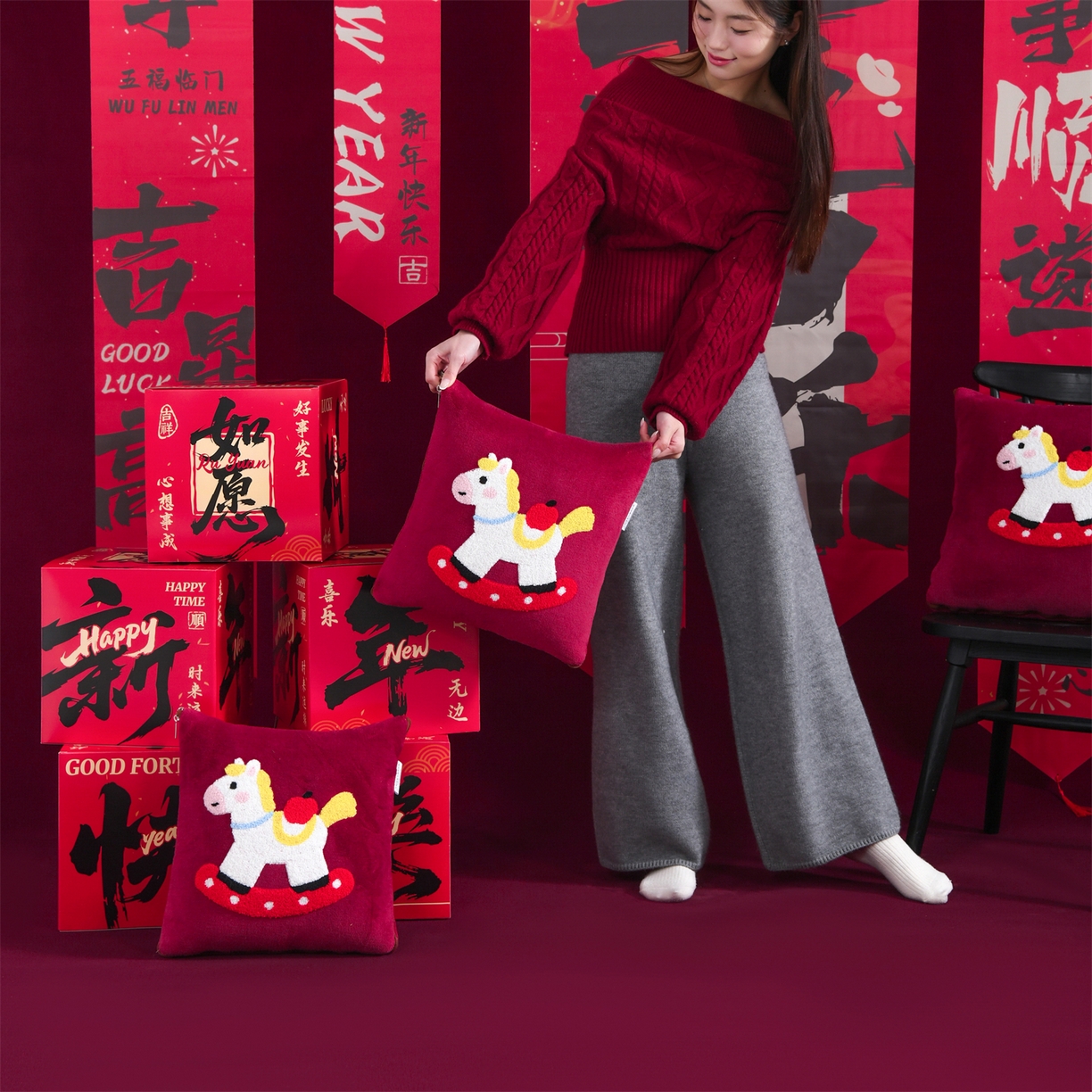 91家纺网 家纺一手货源 找家纺 宝马家纺（原梦童画） 2026新款马年限定抱枕被-萌马系列 红色