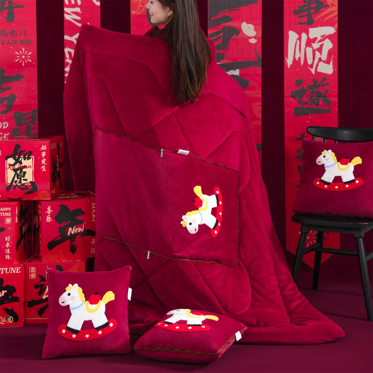 91家纺网 家纺一手货源 找家纺 宝马家纺（原梦童画） 2026新款马年限定抱枕被-萌马系列 红色