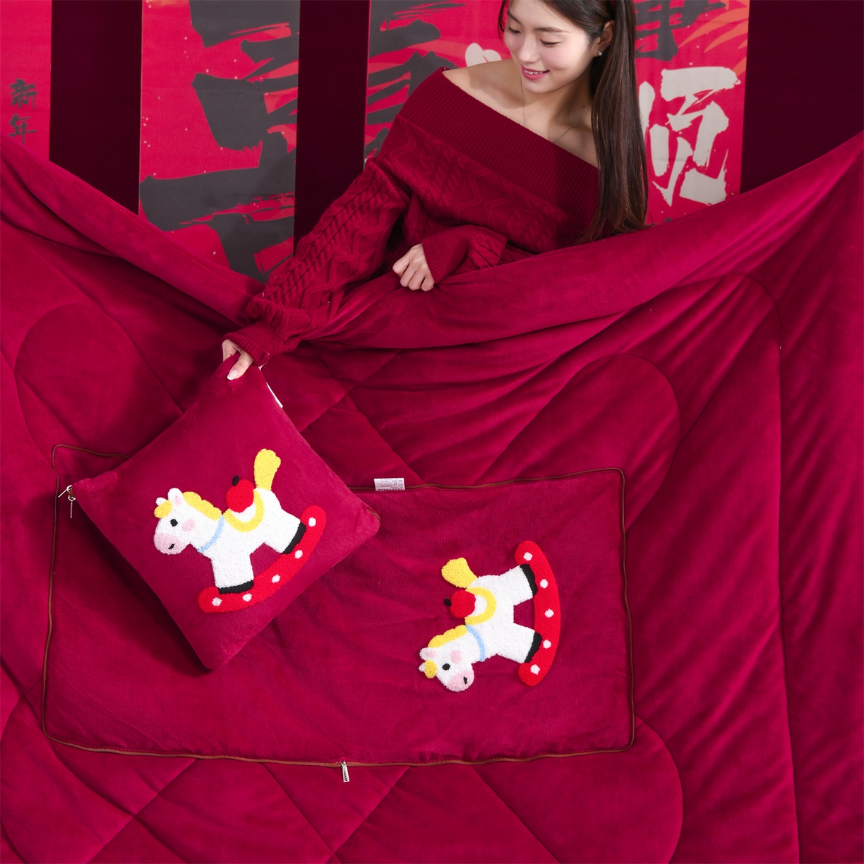 91家纺网 家纺一手货源 找家纺 宝马家纺（原梦童画） 2026新款马年限定抱枕被-萌马系列 红色