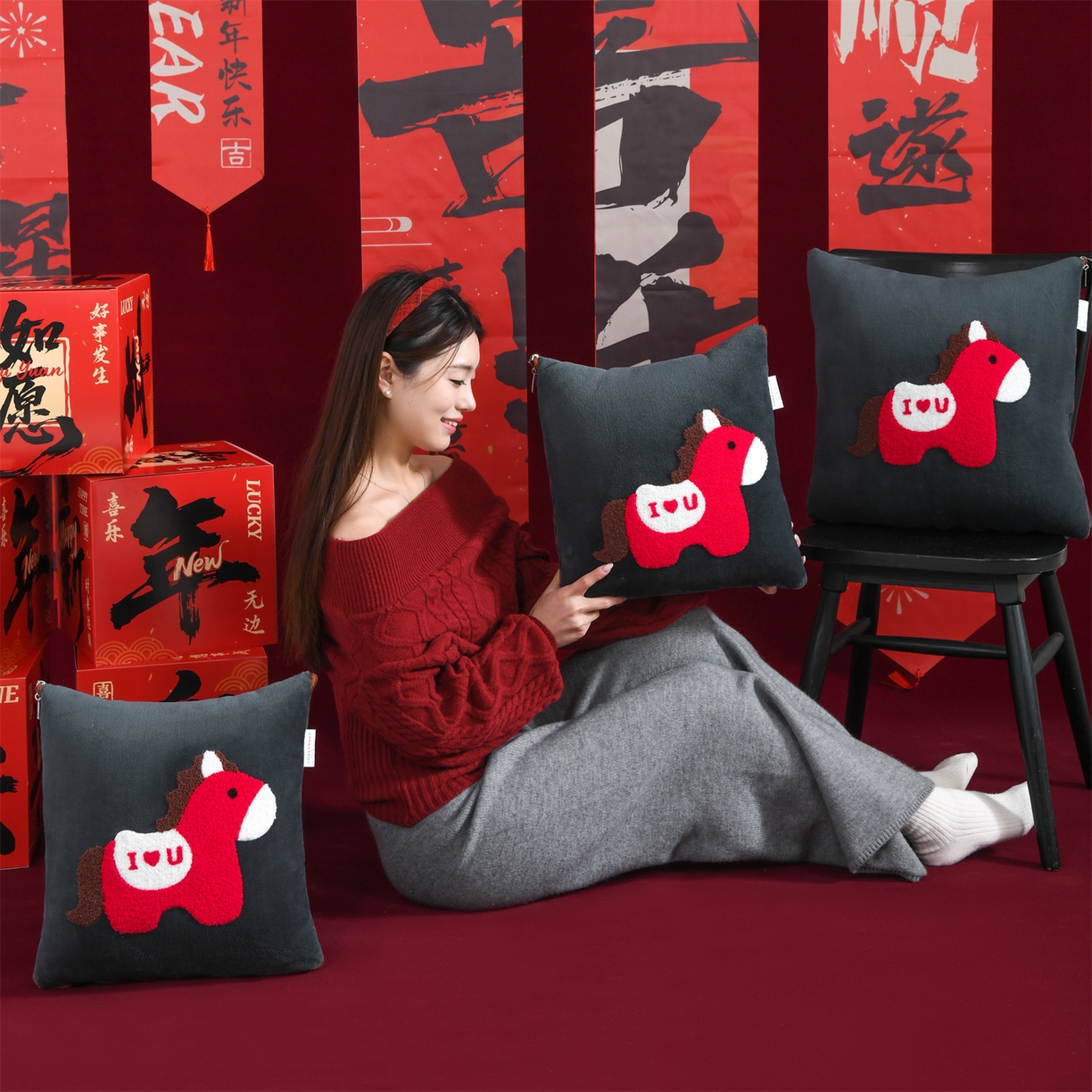 91家纺网 家纺一手货源 找家纺 宝马家纺（原梦童画） 2026新款马年限定抱枕被-萌马系列 黑色