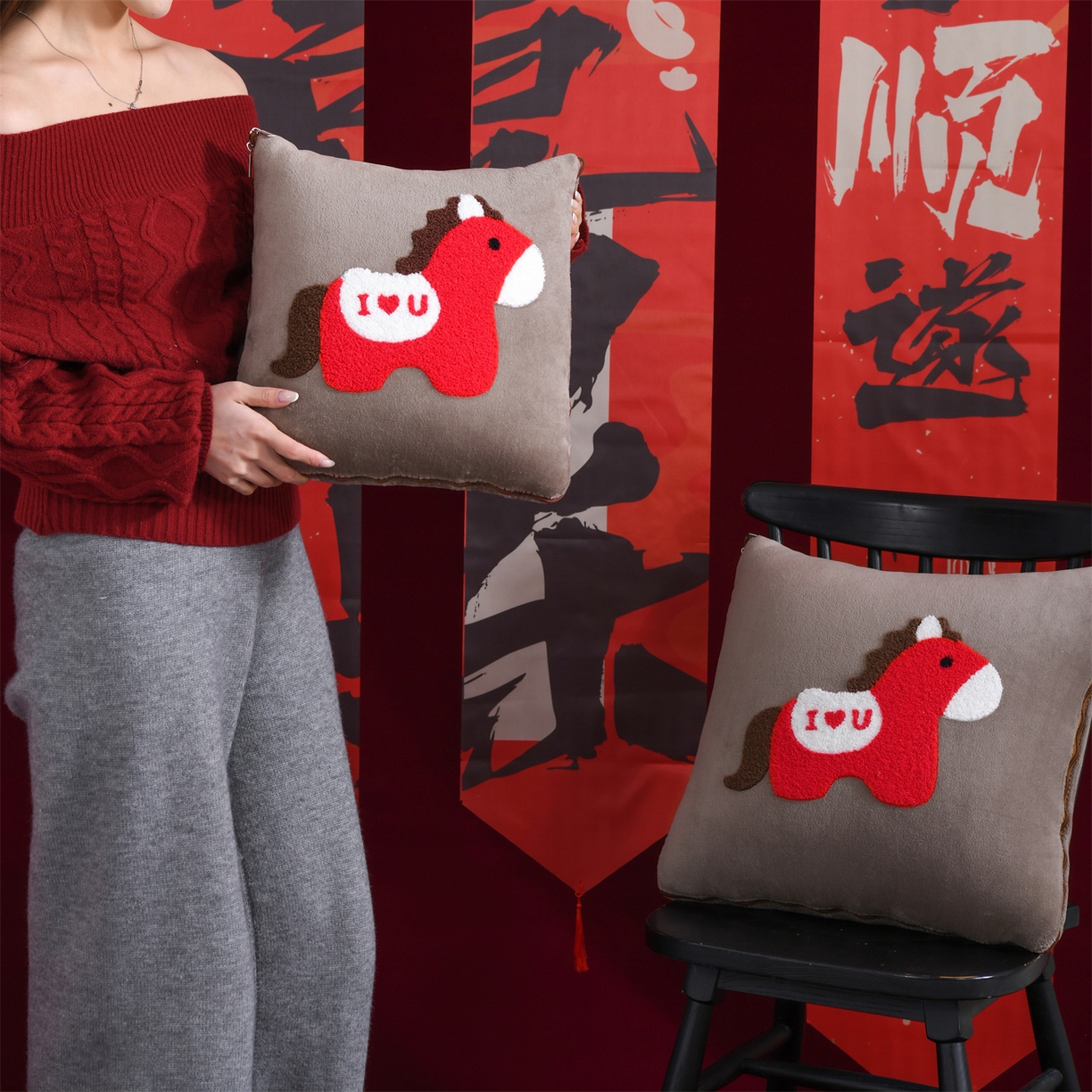 91家纺网 家纺一手货源 找家纺 宝马家纺（原梦童画） 2026新款马年限定抱枕被-萌马系列 咖色