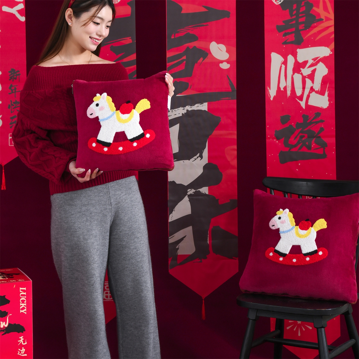 91家纺网 家纺一手货源 找家纺 宝马家纺（原梦童画） 2026新款马年限定抱枕被-萌马系列 红色