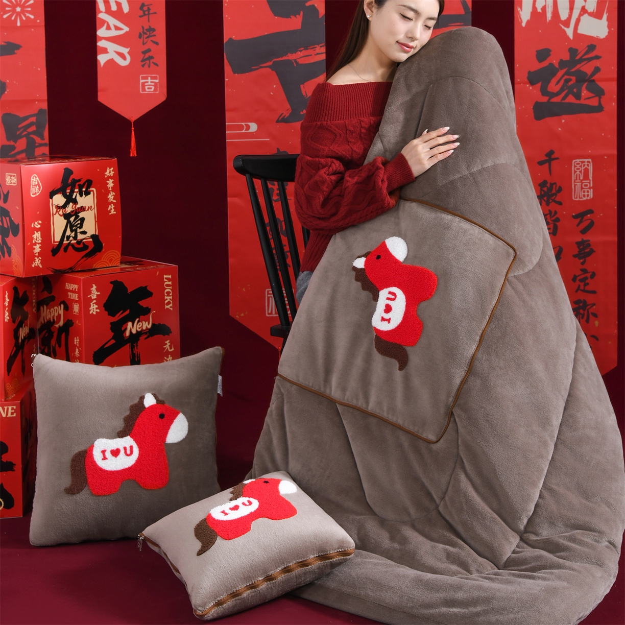 91家纺网 家纺一手货源 找家纺 宝马家纺（原梦童画） 2026新款马年限定抱枕被-萌马系列 咖色