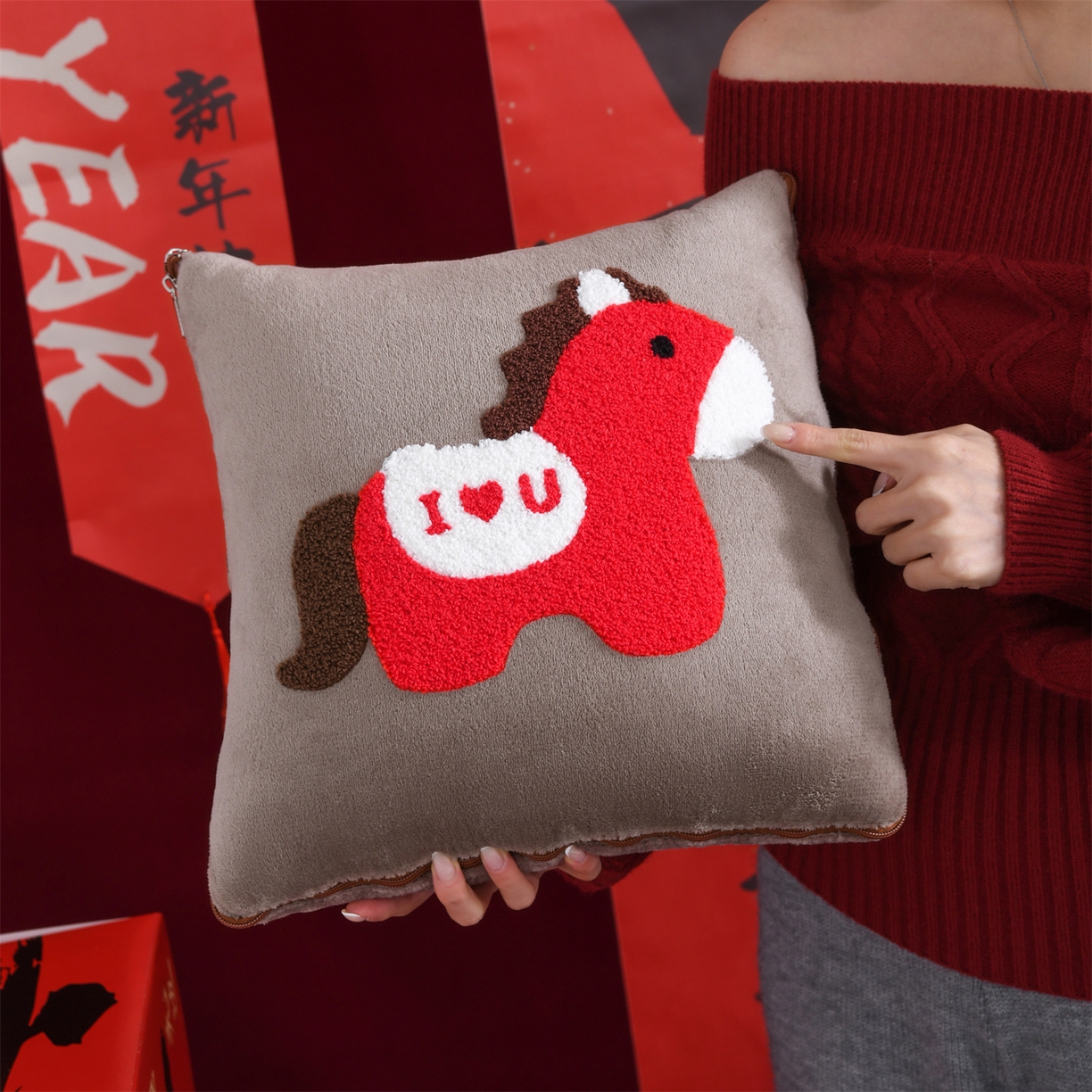 91家纺网 家纺一手货源 找家纺 宝马家纺（原梦童画） 2026新款马年限定抱枕被-萌马系列 咖色