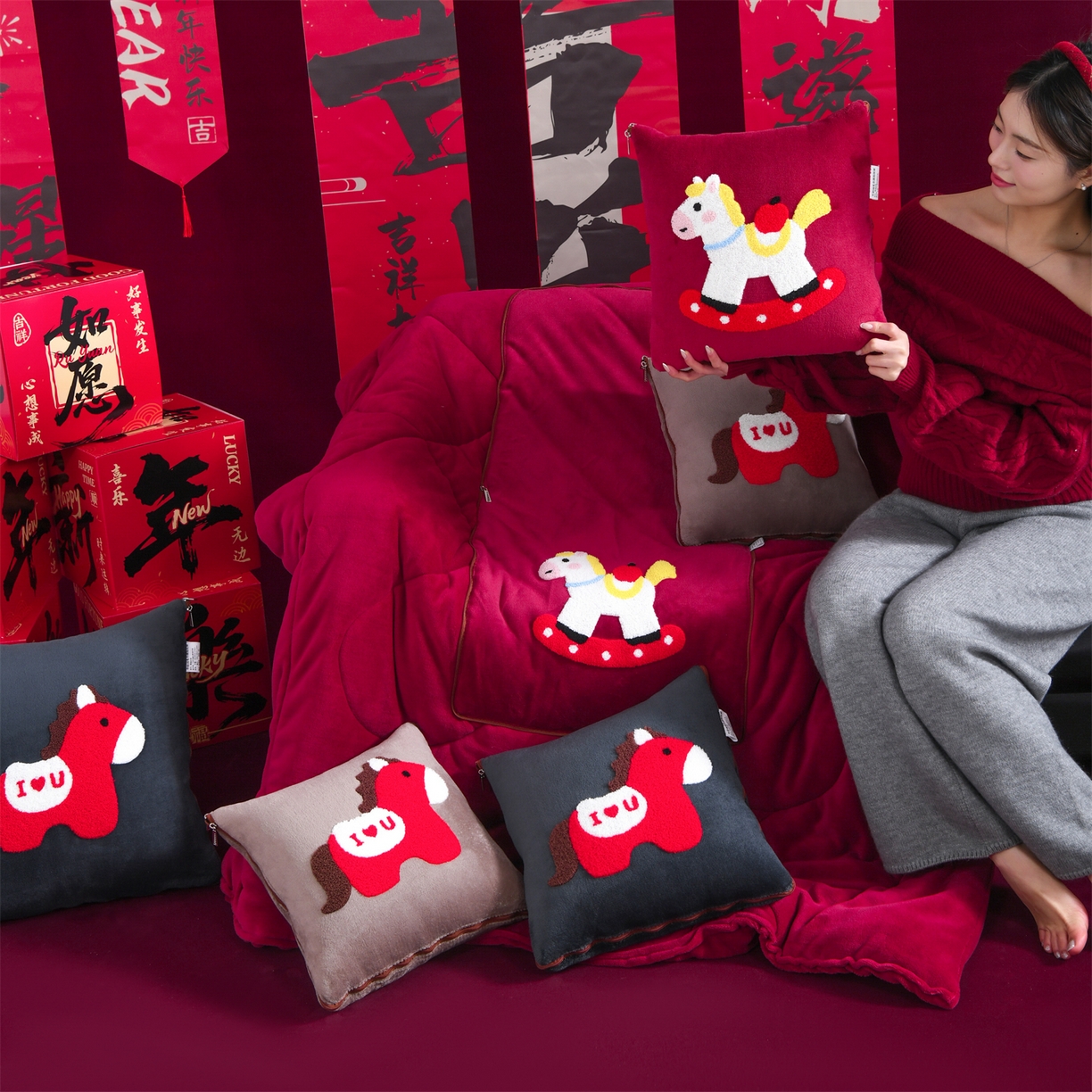 91家纺网 家纺一手货源 找家纺 宝马家纺（原梦童画） 2026新款马年限定抱枕被-萌马系列 组合图仅展示