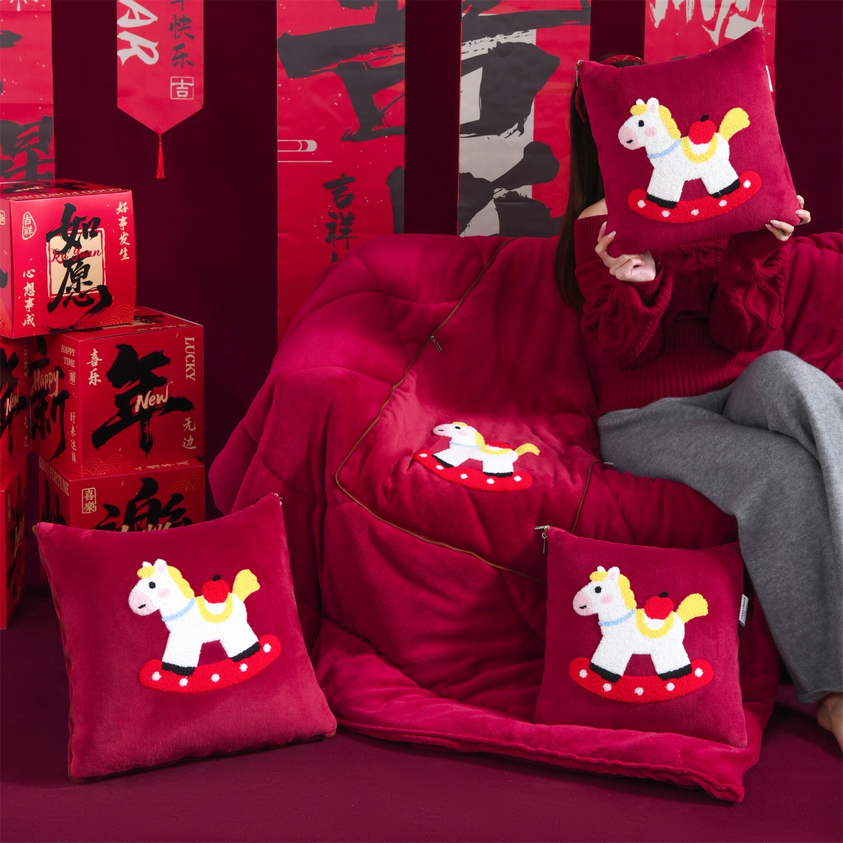 91家纺网 家纺一手货源 找家纺 宝马家纺（原梦童画） 2026新款马年限定抱枕被-萌马系列 红色