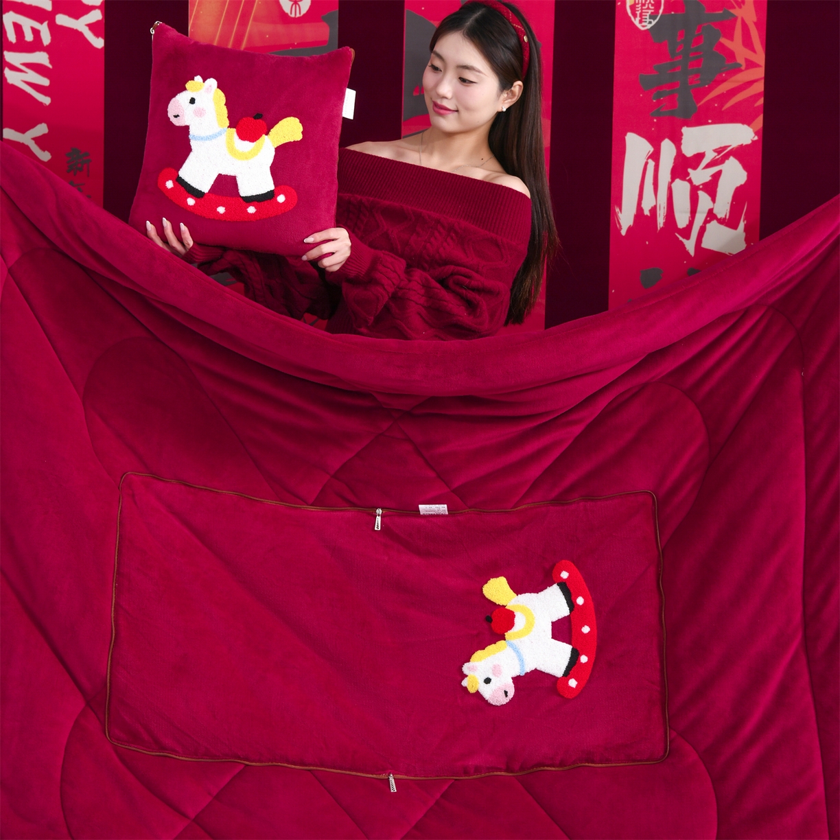 91家纺网 家纺一手货源 找家纺 宝马家纺（原梦童画） 2026新款马年限定抱枕被-萌马系列 红色