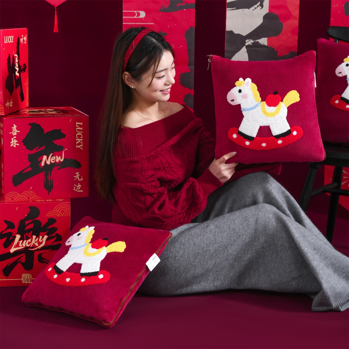 91家纺网 家纺一手货源 找家纺 宝马家纺（原梦童画） 2026新款马年限定抱枕被-萌马系列 红色