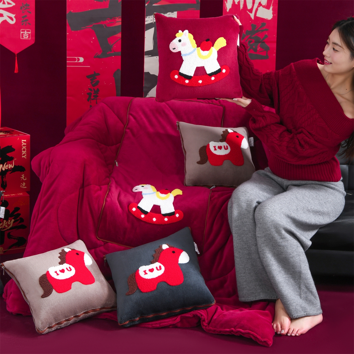 91家纺网 家纺一手货源 找家纺 宝马家纺（原梦童画） 2026新款马年限定抱枕被-萌马系列 组合图仅展示