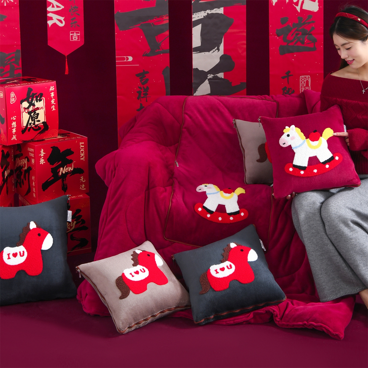 91家纺网 家纺一手货源 找家纺 宝马家纺（原梦童画） 2026新款马年限定抱枕被-萌马系列 组合图仅展示