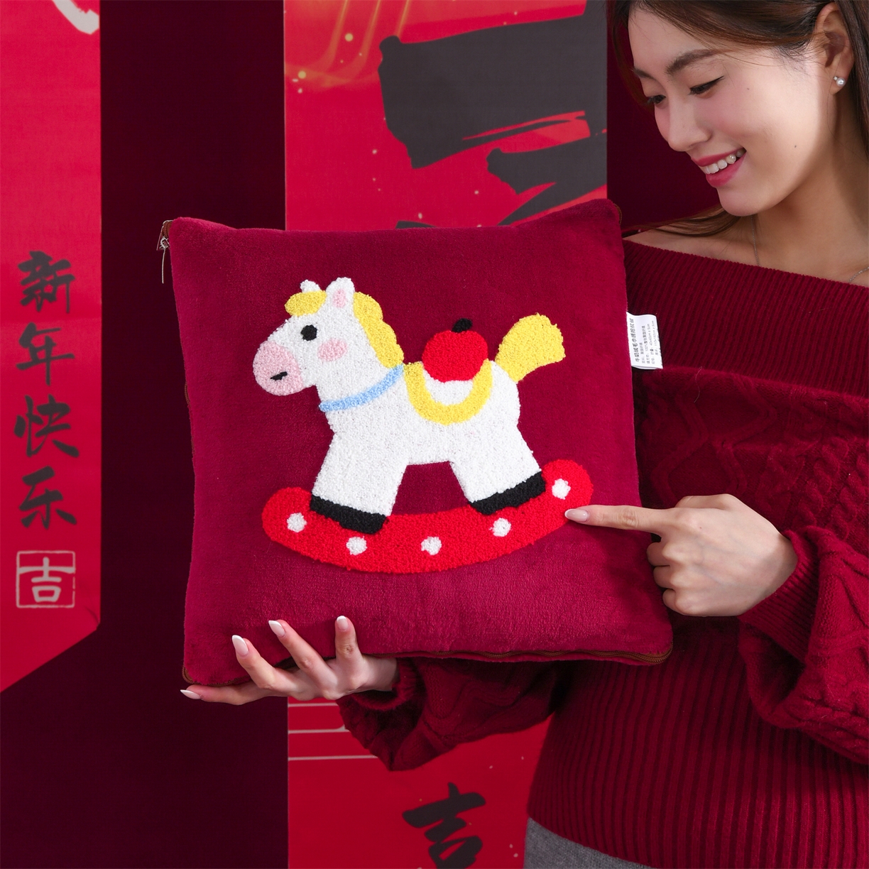 91家纺网 家纺一手货源 找家纺 宝马家纺（原梦童画） 2026新款马年限定抱枕被-萌马系列 红色