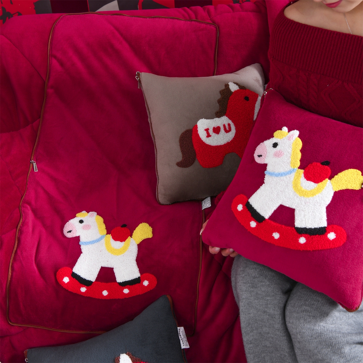 91家纺网 家纺一手货源 找家纺 宝马家纺（原梦童画） 2026新款马年限定抱枕被-萌马系列 组合图仅展示