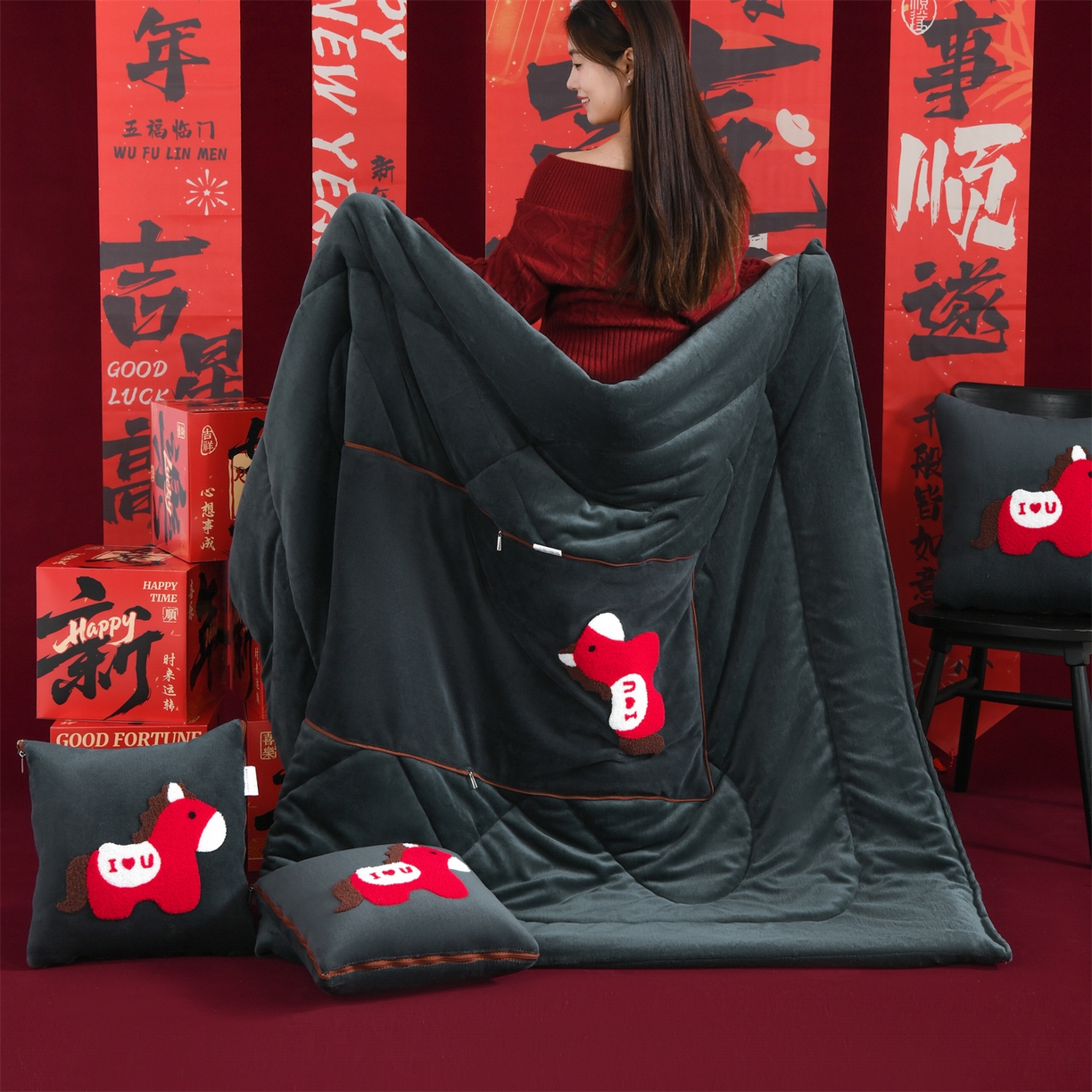 91家纺网 家纺一手货源 找家纺 （总）宝马家纺（原梦童画） 2026新款马年限定抱枕被-萌马系列