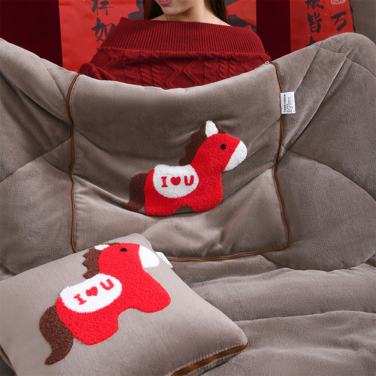 91家纺网 家纺一手货源 找家纺 宝马家纺（原梦童画） 2026新款马年限定抱枕被-萌马系列 咖色