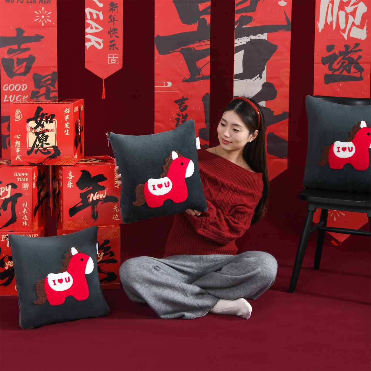 91家纺网 家纺一手货源 找家纺 宝马家纺（原梦童画） 2026新款马年限定抱枕被-萌马系列 黑色