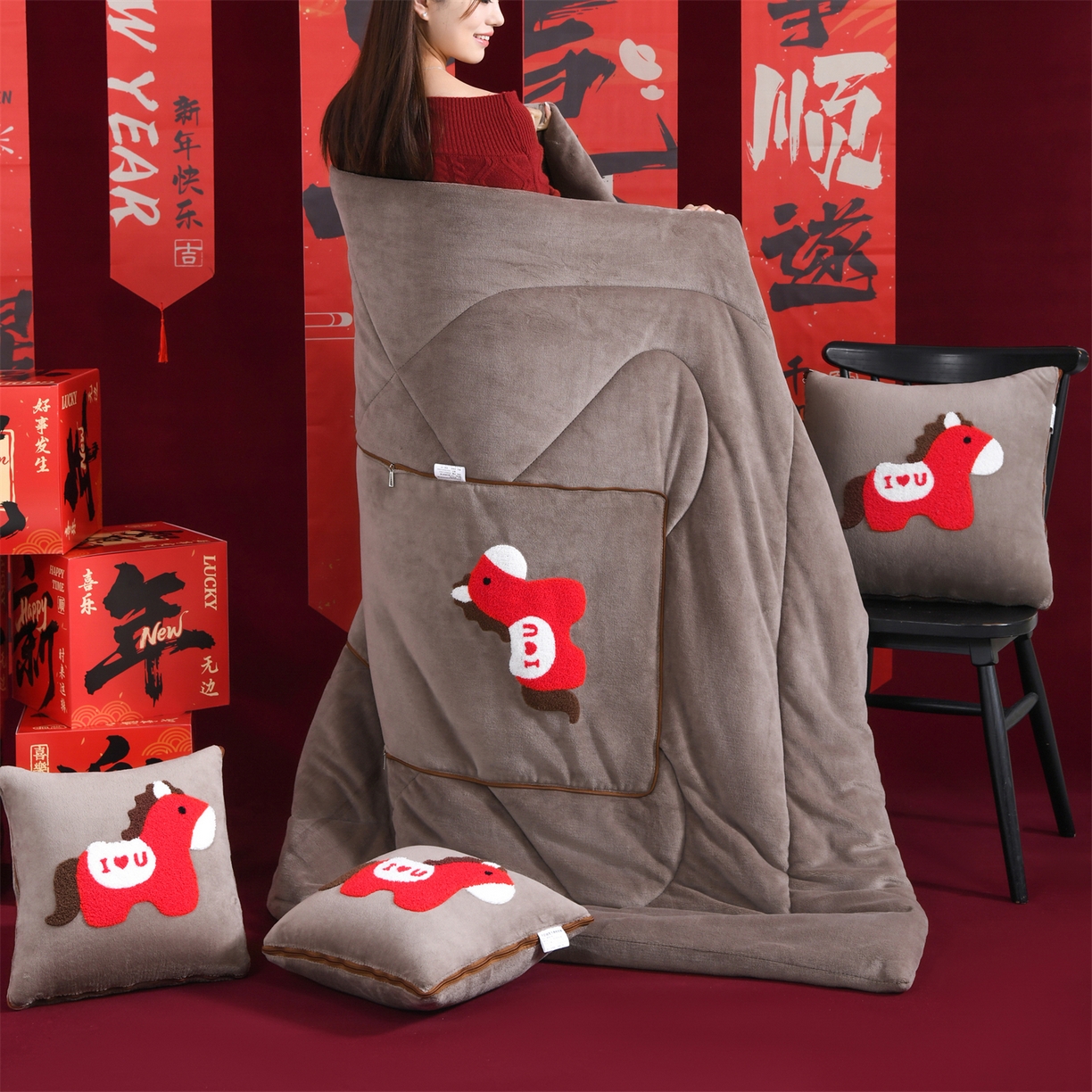 91家纺网 家纺一手货源 找家纺 宝马家纺（原梦童画） 2026新款马年限定抱枕被-萌马系列 咖色