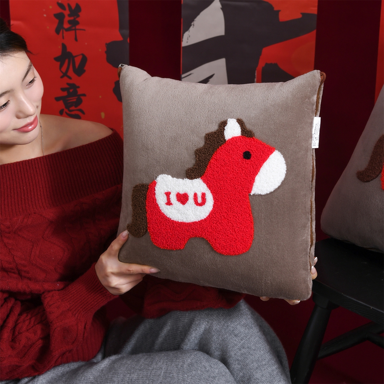 91家纺网 家纺一手货源 找家纺 宝马家纺（原梦童画） 2026新款马年限定抱枕被-萌马系列 咖色