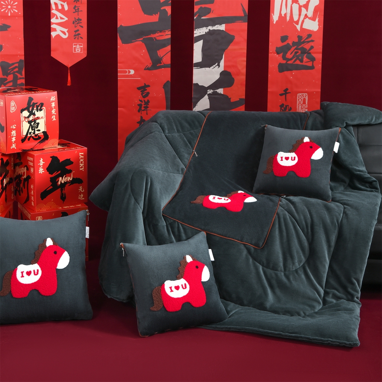 91家纺网 家纺一手货源 找家纺 宝马家纺（原梦童画） 2026新款马年限定抱枕被-萌马系列 黑色