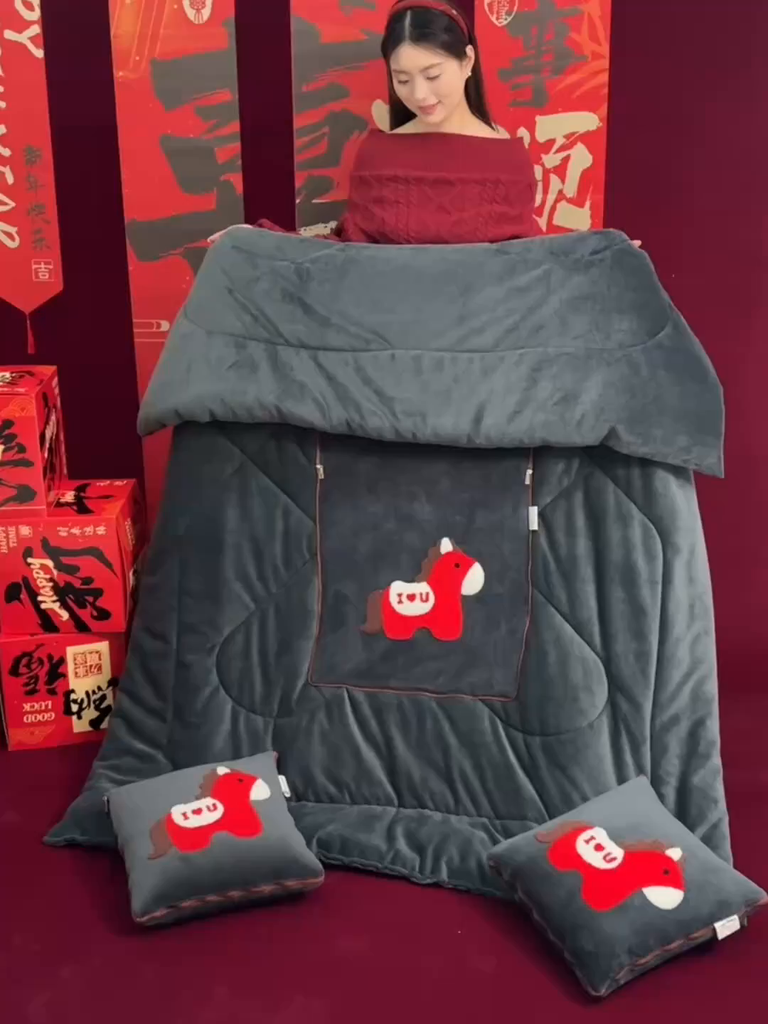 91家纺网 家纺一手货源 找家纺 宝马家纺（原梦童画） 2026新款马年限定抱枕被-萌马系列 黑色